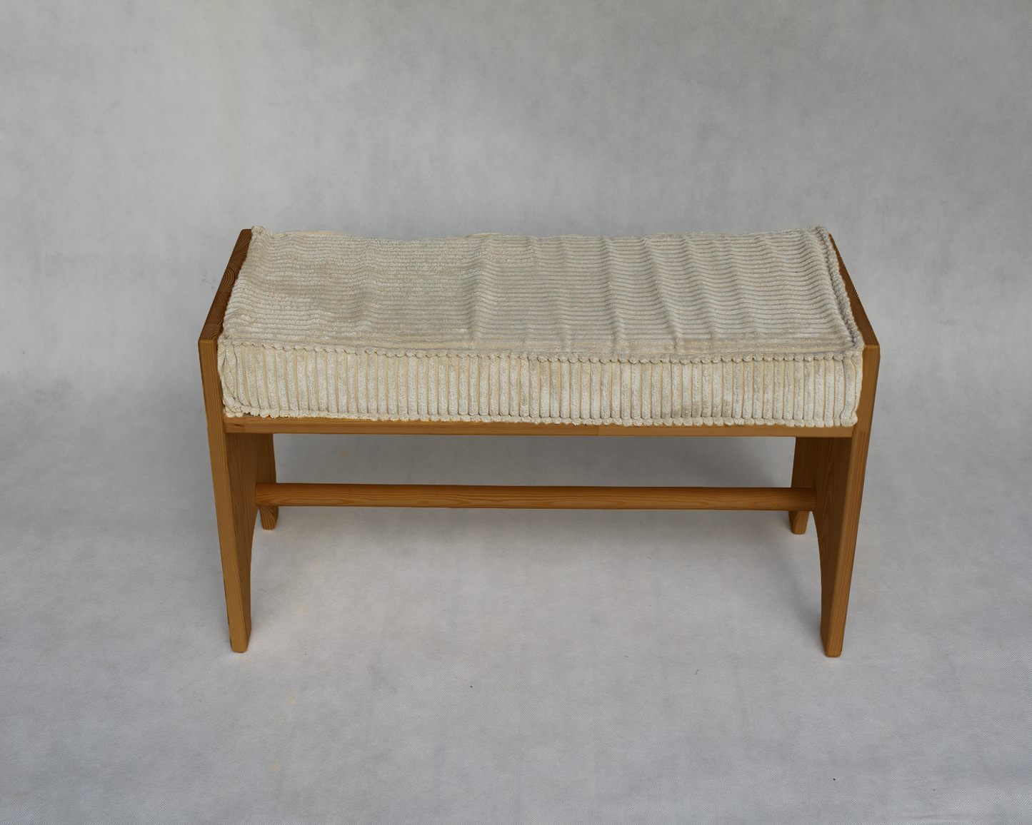 Vaikiškas medinis suoliukas su minkšta sėdyne