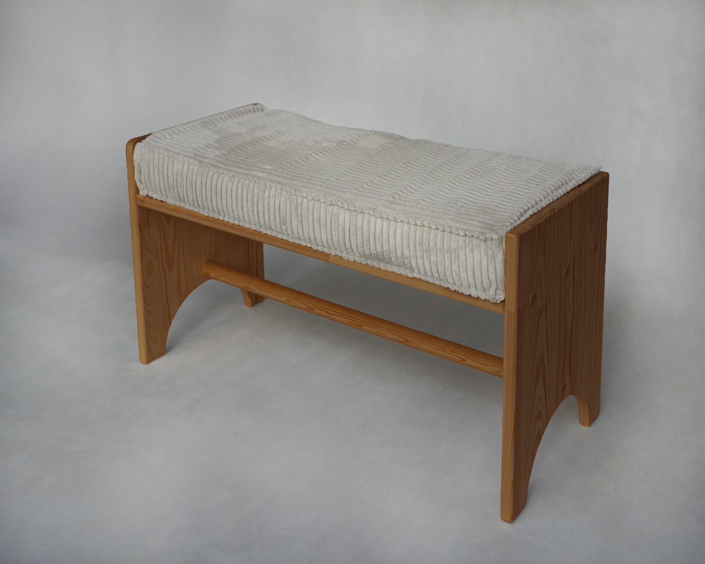 Vaikiškas medinis suoliukas su minkšta sėdyne