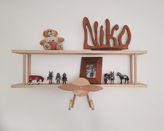 Ručně vyrobená police ve tvaru letadla