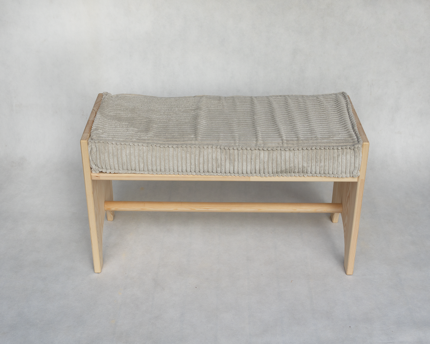 Vaikiškas medinis suoliukas su minkšta sėdyne