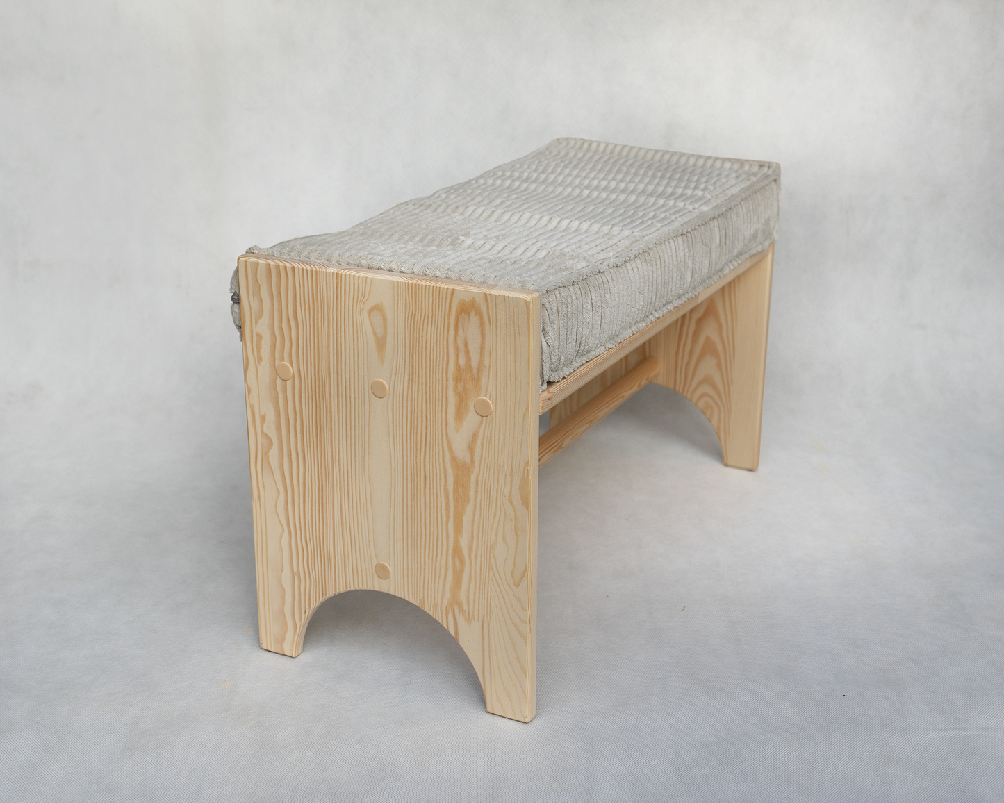 Vaikiškas medinis suoliukas su minkšta sėdyne