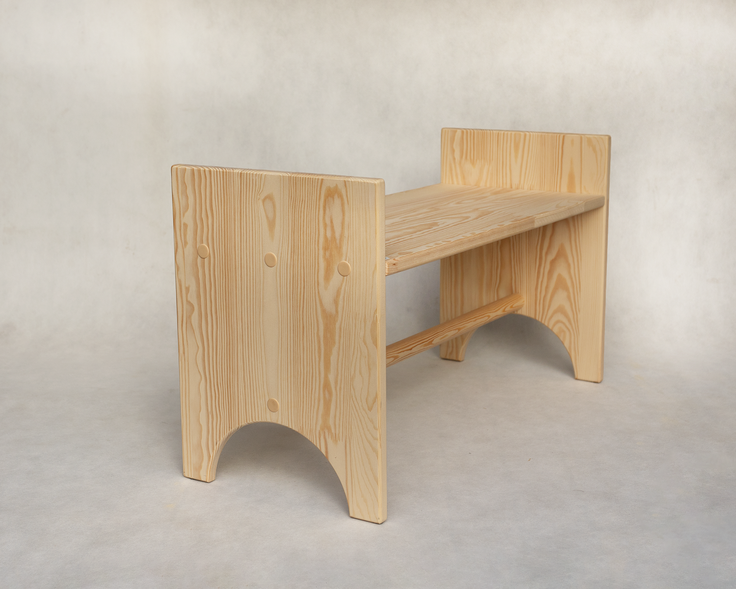 Vaikiškas medinis suoliukas su minkšta sėdyne