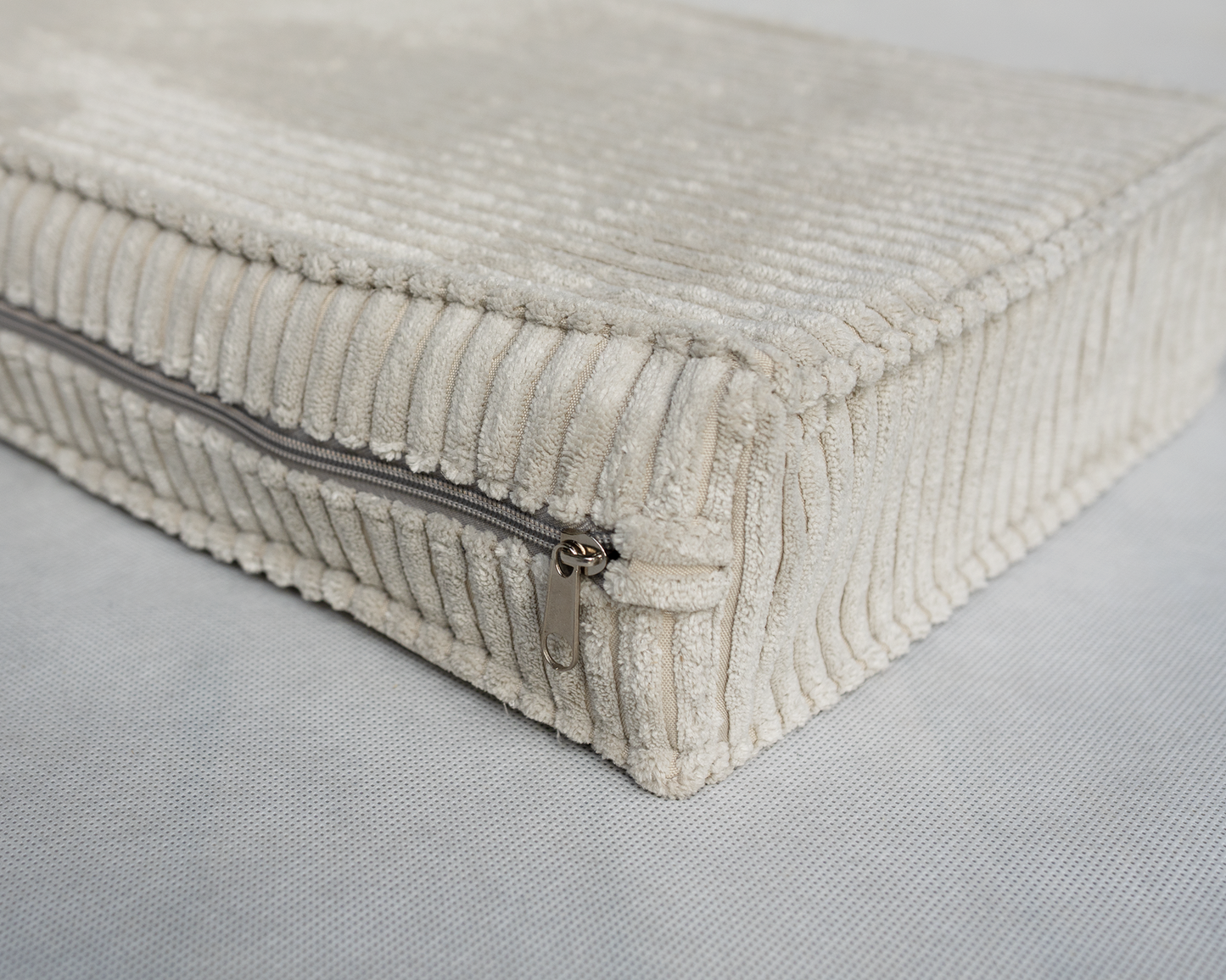 Vaikiškas medinis suoliukas su minkšta sėdyne