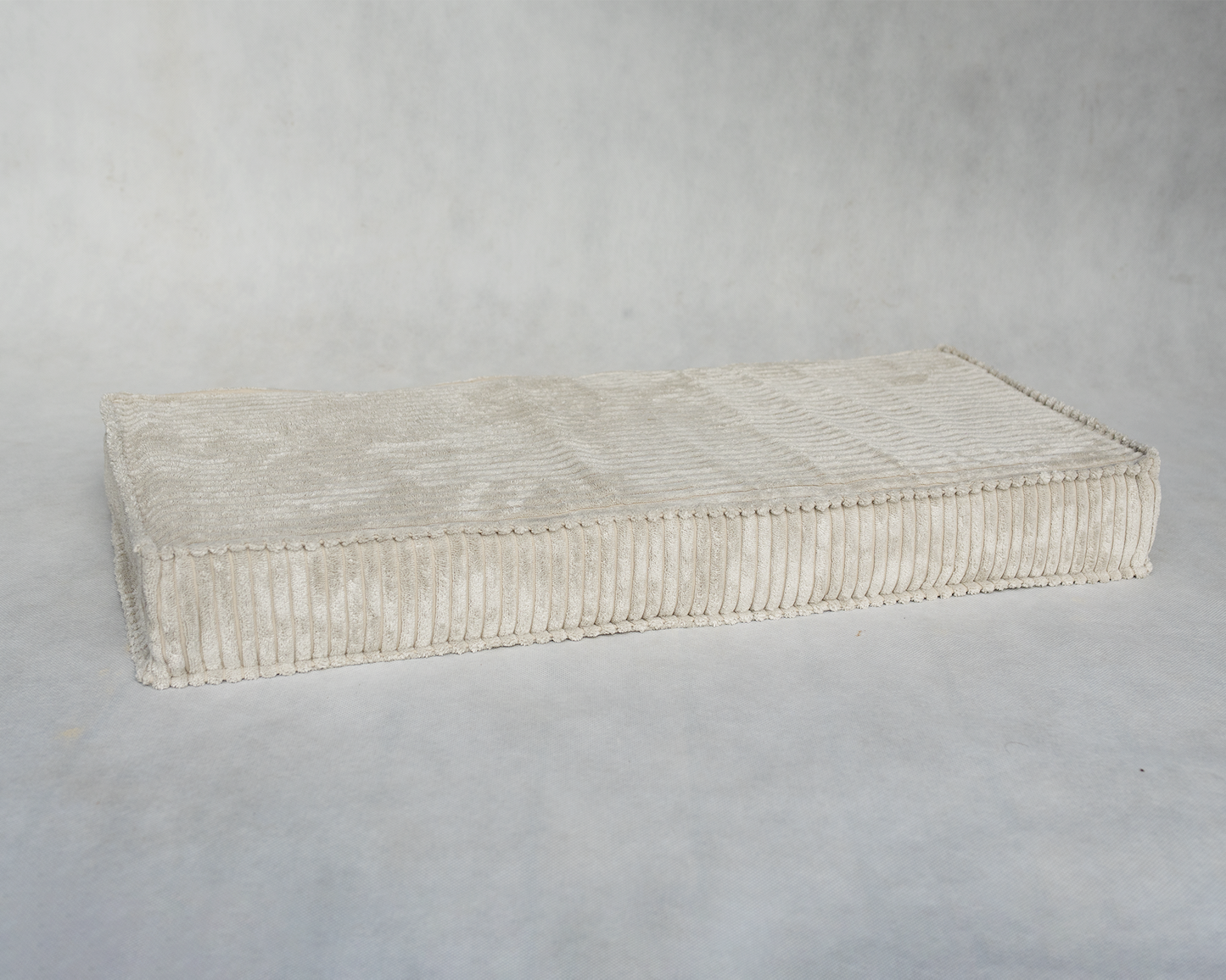 Vaikiškas medinis suoliukas su minkšta sėdyne