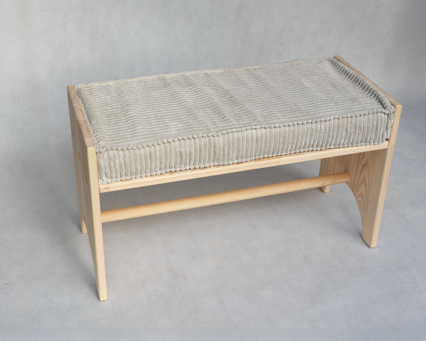 Vaikiškas medinis suoliukas su minkšta sėdyne